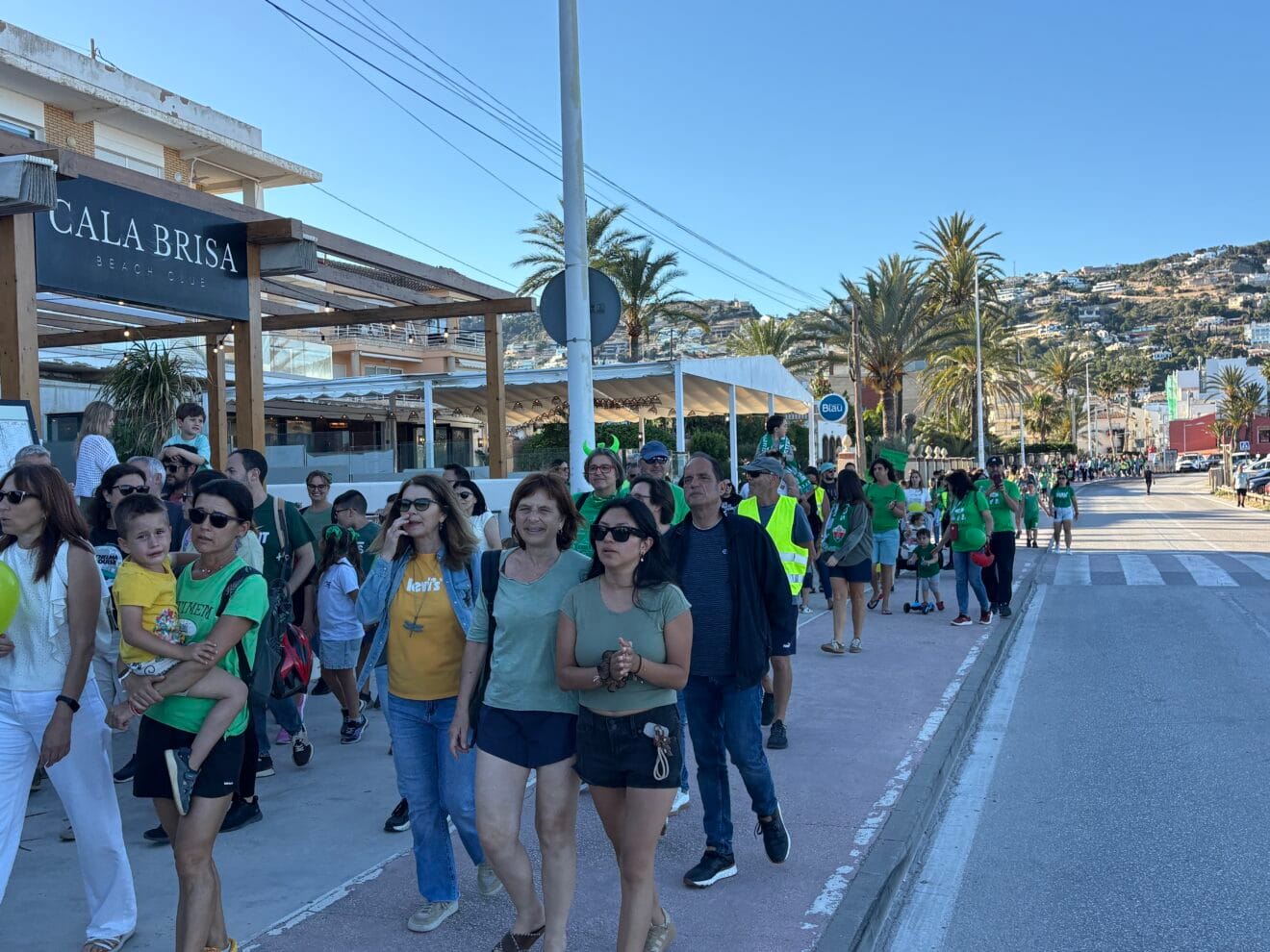 Concentración de docentes, familiares y vecinos para la cadena humana en Xàbia en defensa de la educación (12)
