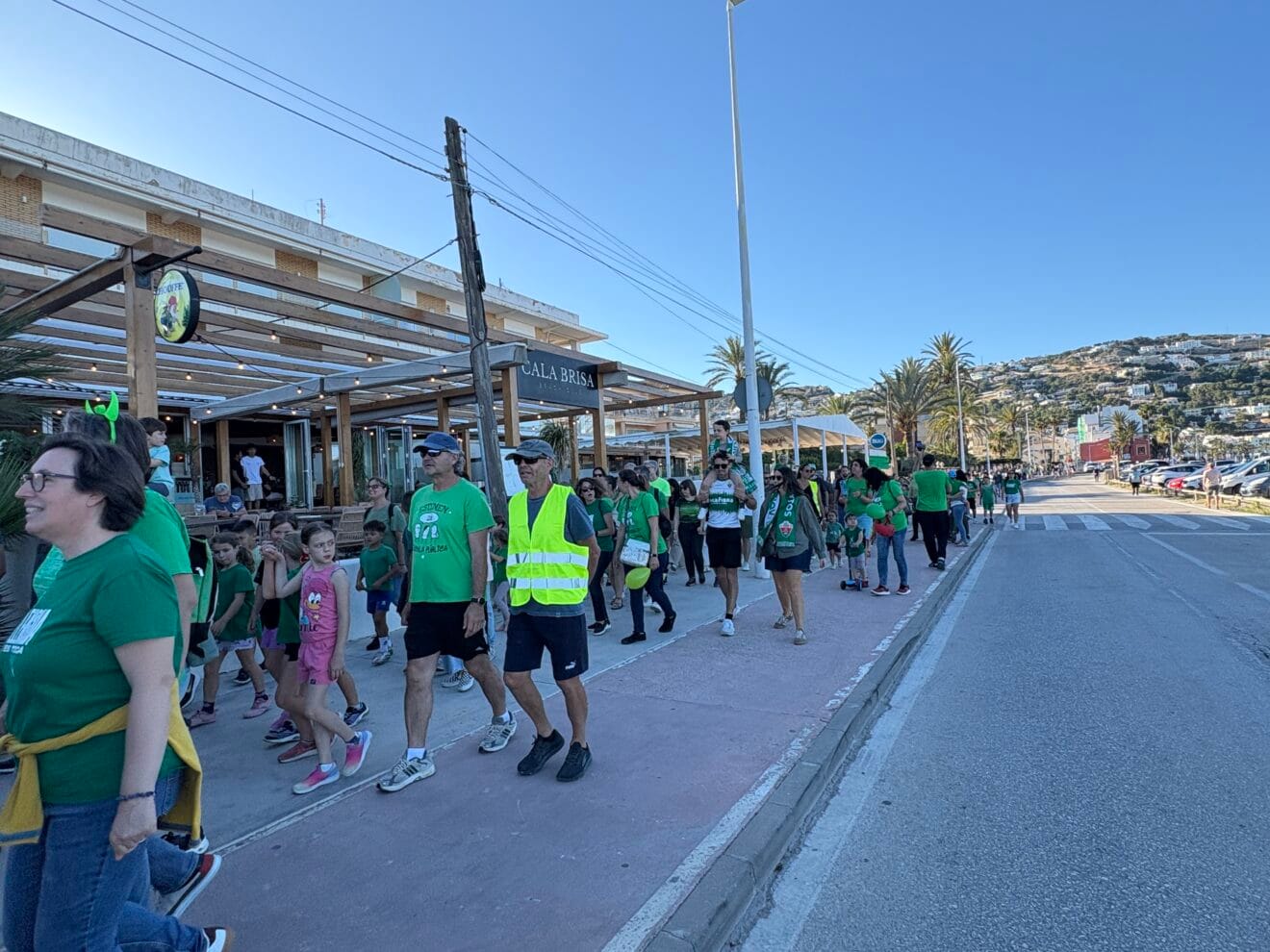 Concentración de docentes, familiares y vecinos para la cadena humana en Xàbia en defensa de la educación (13)