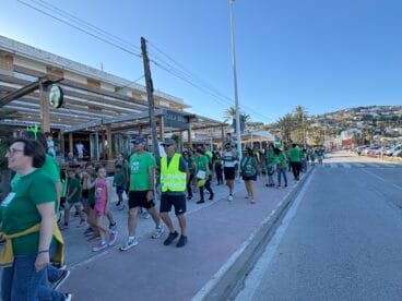 Concentración de docentes, familiares y vecinos para la cadena humana en Xàbia en defensa de la educación (13)
