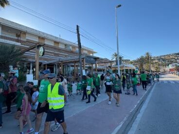 Concentración de docentes, familiares y vecinos para la cadena humana en Xàbia en defensa de la educación (14)