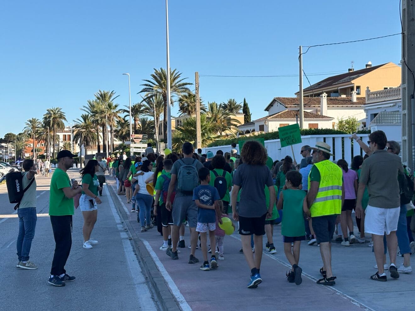 Concentración de docentes, familiares y vecinos para la cadena humana en Xàbia en defensa de la educación (15)