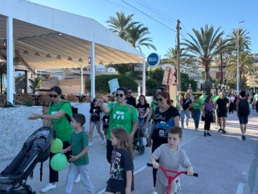 Concentración de docentes, familiares y vecinos para la cadena humana en Xàbia en defensa de la educación (16)