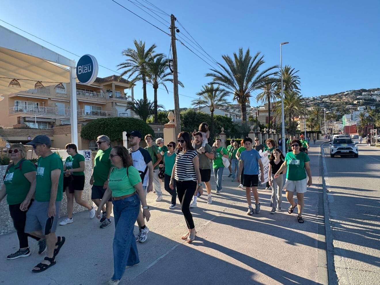 Concentración de docentes, familiares y vecinos para la cadena humana en Xàbia en defensa de la educación (17)