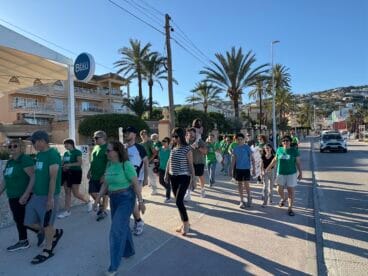 Concentración de docentes, familiares y vecinos para la cadena humana en Xàbia en defensa de la educación (17)