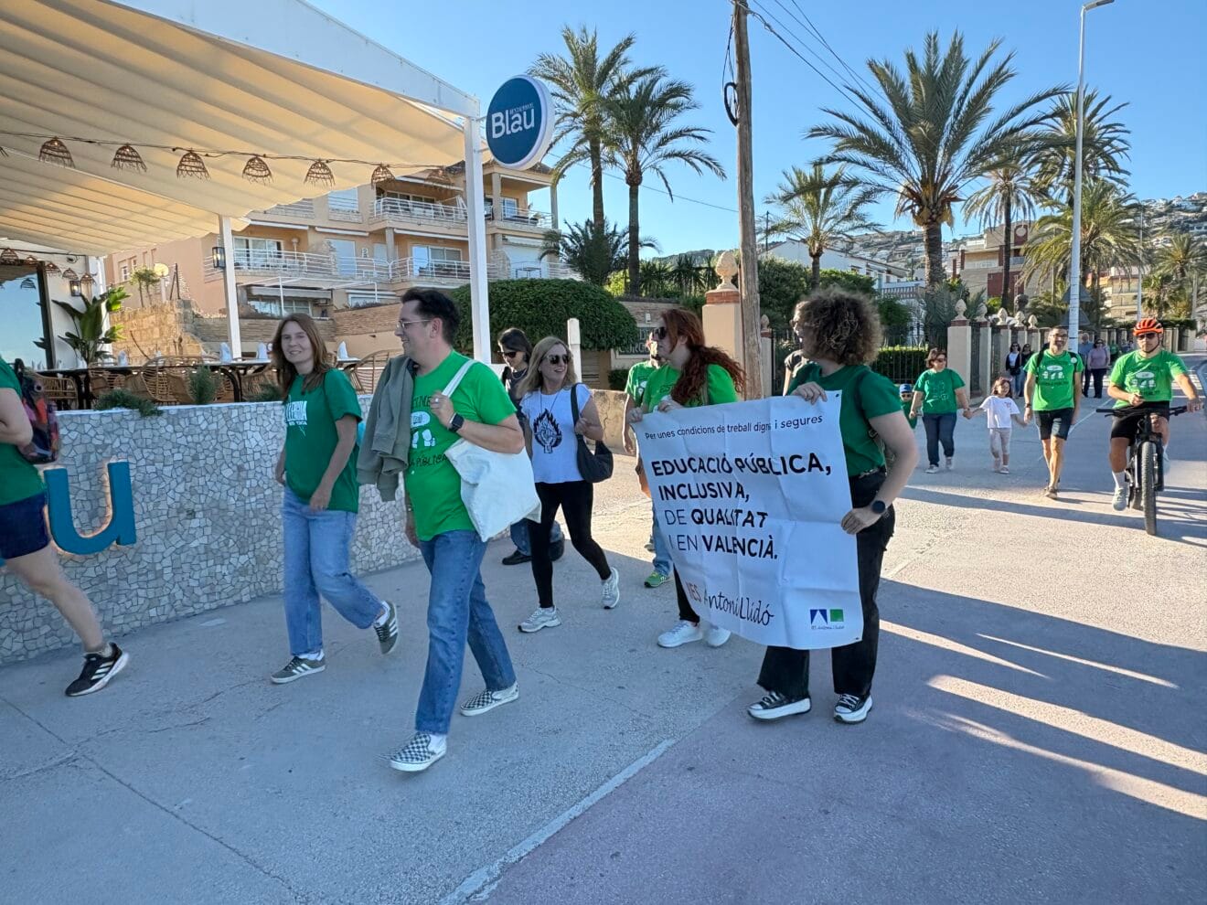 Concentración de docentes, familiares y vecinos para la cadena humana en Xàbia en defensa de la educación (18)