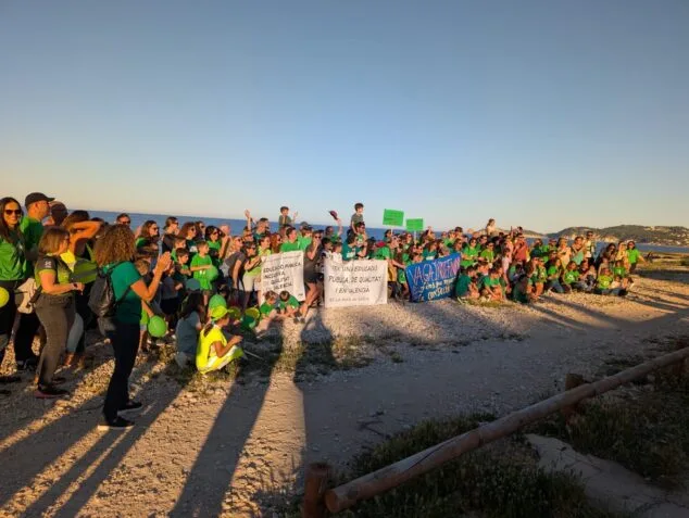Imagen: Concentración de docentes, familiares y vecinos para la cadena humana en Xàbia en defensa de la educación