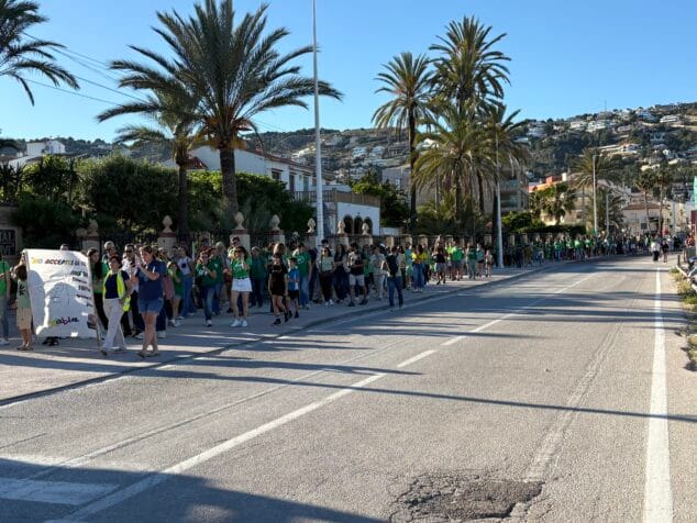 Imagen: Concentración de docentes, familiares y vecinos para la cadena humana en Xàbia en defensa de la educación
