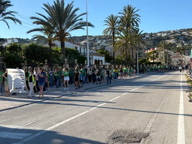 Imagen: Concentración de docentes, familiares y vecinos para la cadena humana en Xàbia en defensa de la educación