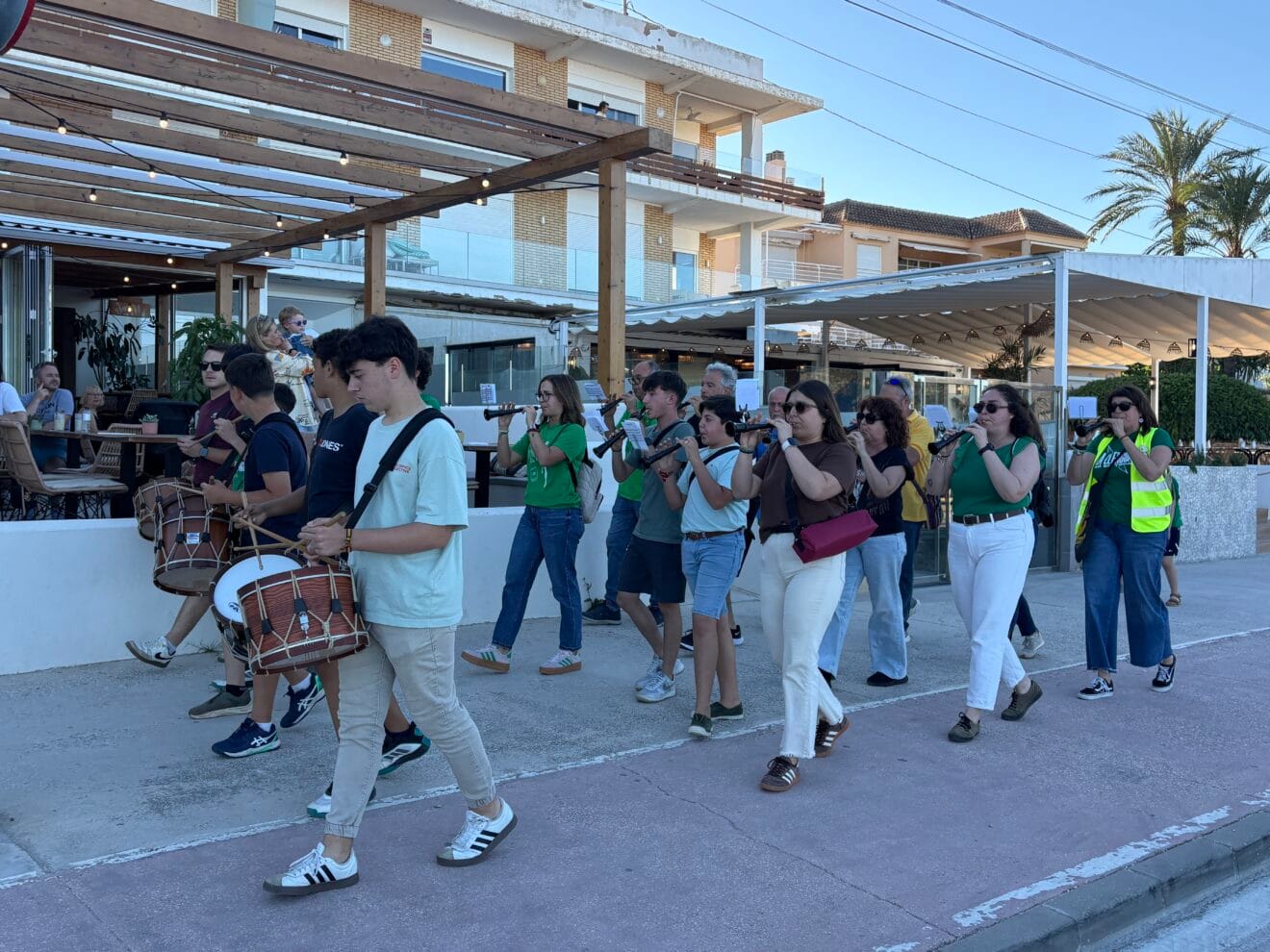 Concentración de docentes, familiares y vecinos para la cadena humana en Xàbia en defensa de la educación (3)