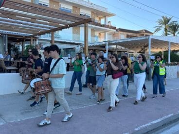 Concentración de docentes, familiares y vecinos para la cadena humana en Xàbia en defensa de la educación (3)