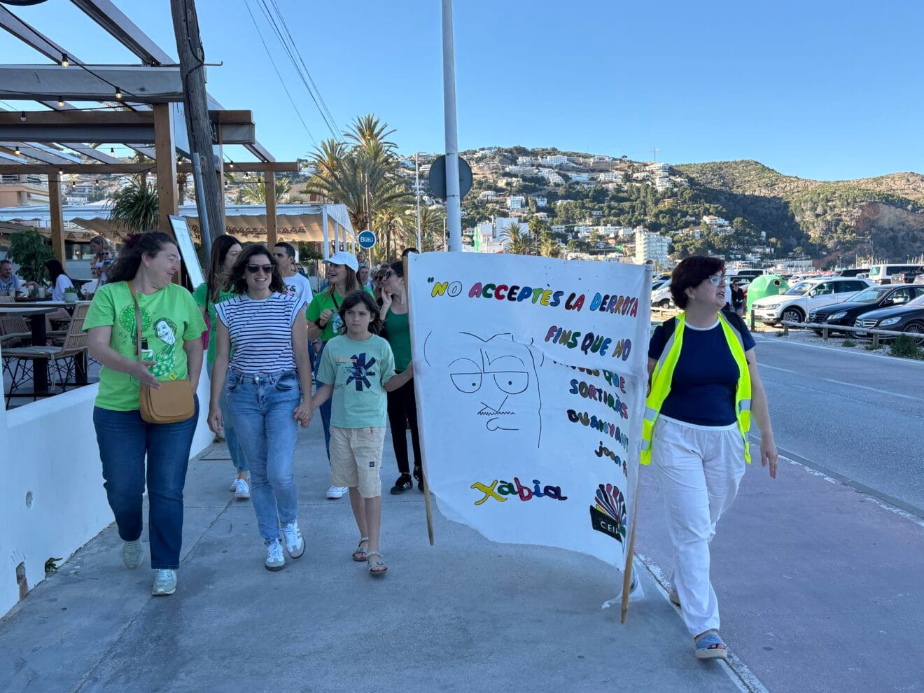 Concentración de docentes, familiares y vecinos para la cadena humana en Xàbia en defensa de la educación (4)