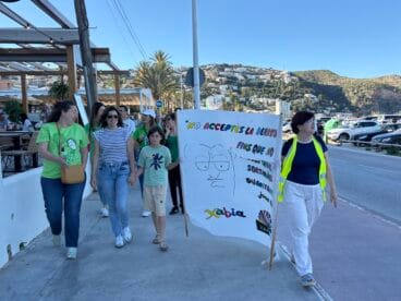 Concentración de docentes, familiares y vecinos para la cadena humana en Xàbia en defensa de la educación (4)