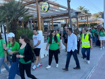 Concentración de docentes, familiares y vecinos para la cadena humana en Xàbia en defensa de la educación (5)