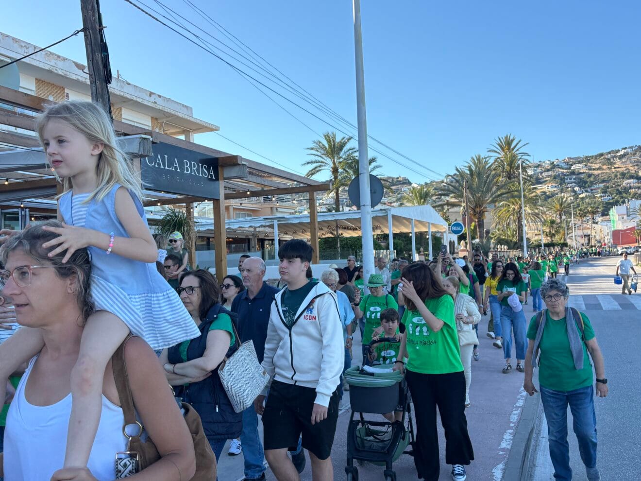 Concentración de docentes, familiares y vecinos para la cadena humana en Xàbia en defensa de la educación (6)