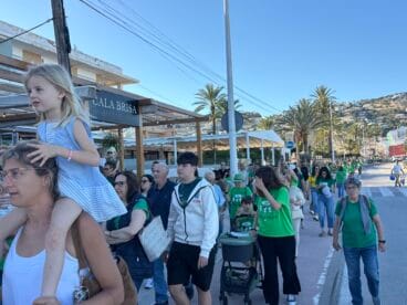 Concentración de docentes, familiares y vecinos para la cadena humana en Xàbia en defensa de la educación (6)