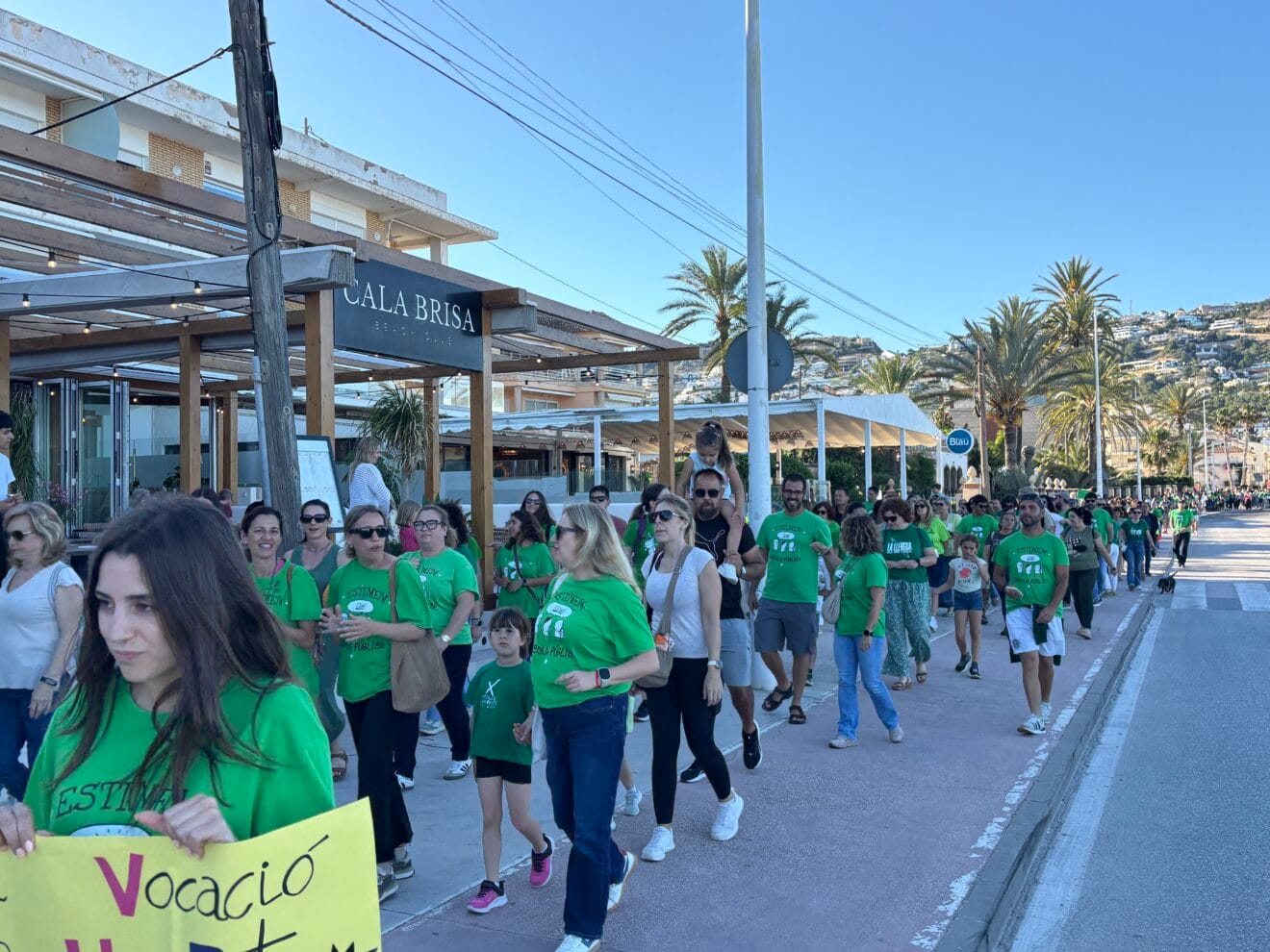 Concentración de docentes, familiares y vecinos para la cadena humana en Xàbia en defensa de la educación