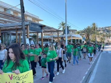 Concentración de docentes, familiares y vecinos para la cadena humana en Xàbia en defensa de la educación