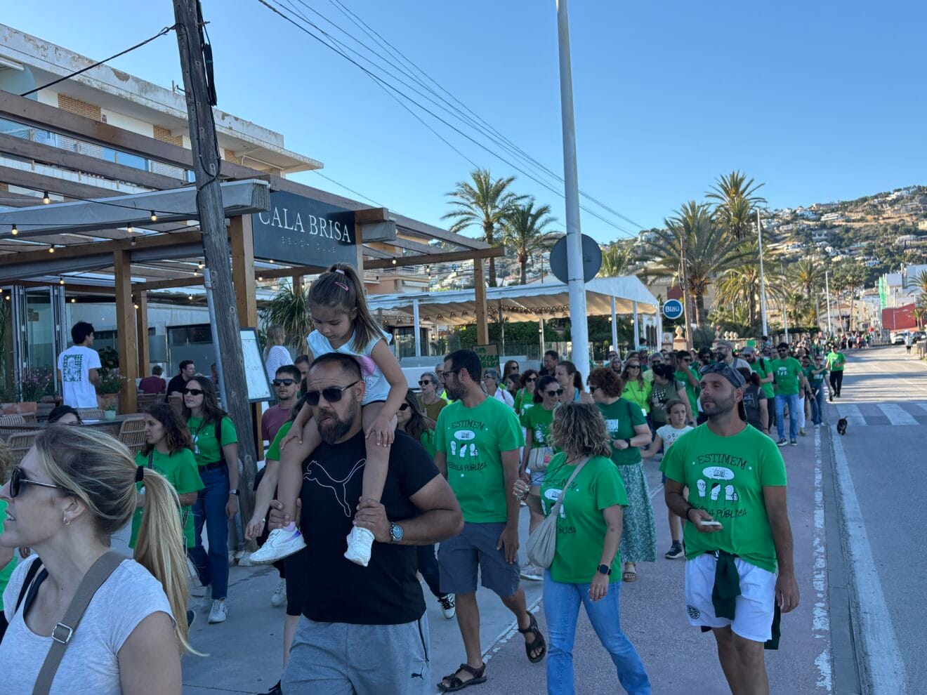 Concentración de docentes, familiares y vecinos para la cadena humana en Xàbia en defensa de la educación (8)