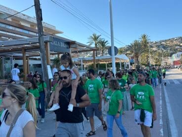 Concentración de docentes, familiares y vecinos para la cadena humana en Xàbia en defensa de la educación (8)
