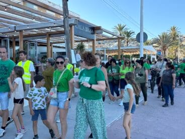 Concentración de docentes, familiares y vecinos para la cadena humana en Xàbia en defensa de la educación (9)