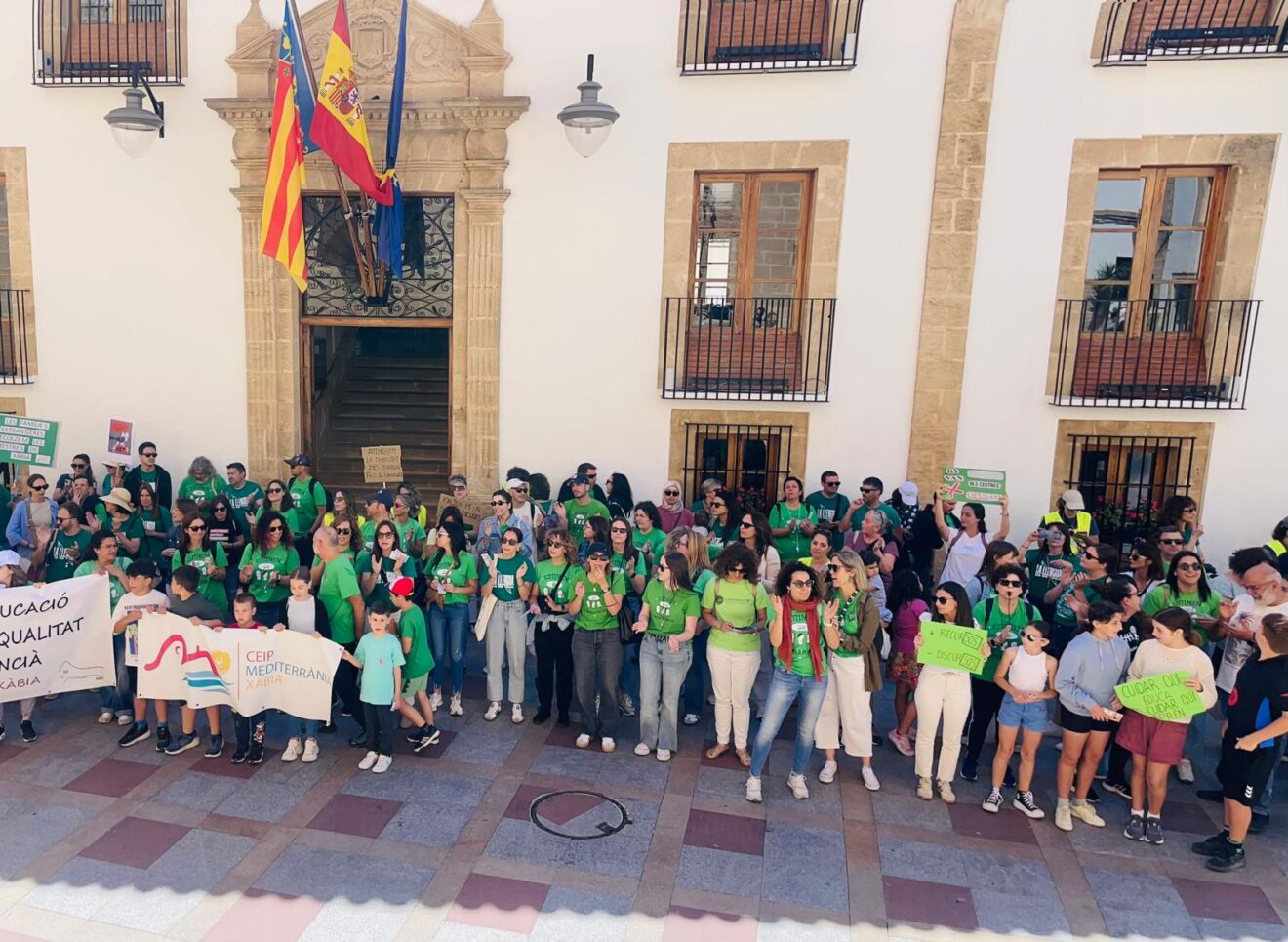Concentración por la educación pública en Xàbia (2)