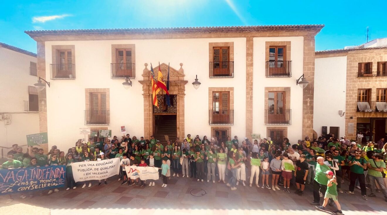 Concentración por la educación pública en Xàbia (3)