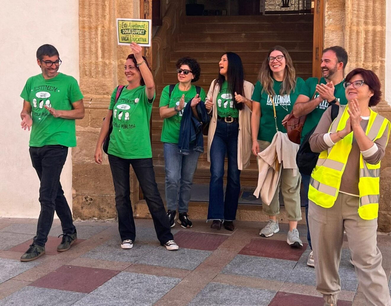 El grupo porta un cartel que indica el apoyo del consistorio a la huelga educativa