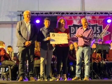Entrega del cheque solidario en el Concierto Benéfico de la Banda Jove de Xàbia a favor de Aspanion