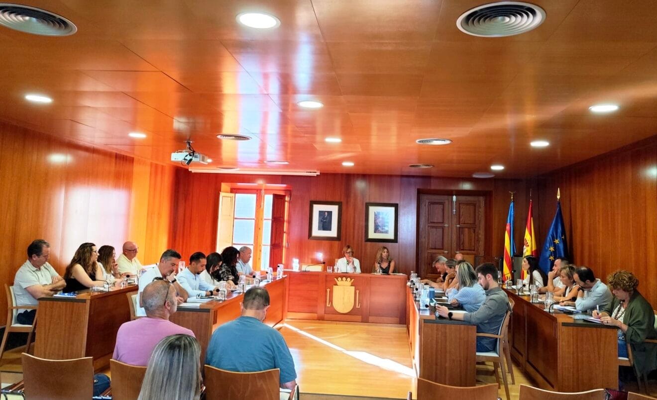 Corporación municipal durante la sesión plenaria de AMJASA