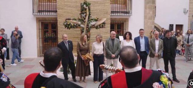 Imagen: Cruces de flores en Xàbia