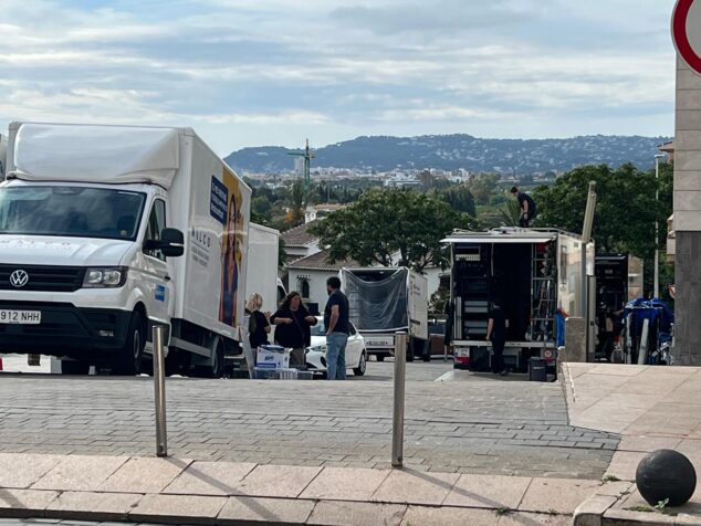 Imagen: Despliegue de grabación en el retén de la Policía Local de Xàbia