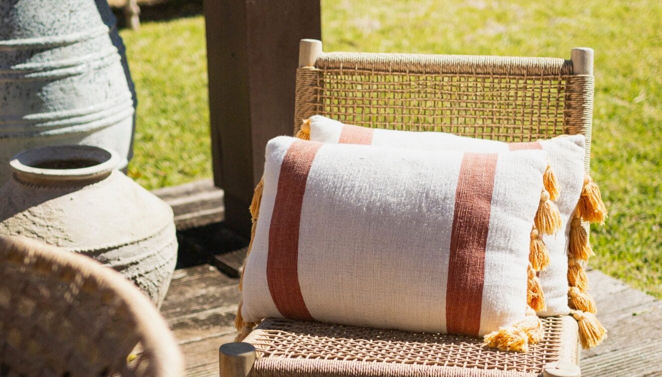 Detalles de texturas y acabados en muebles de exterior