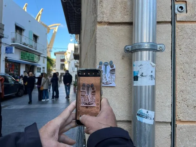 Imagen: Vecinos y visitantes fotografían las obras de collage escondidas en el puerto