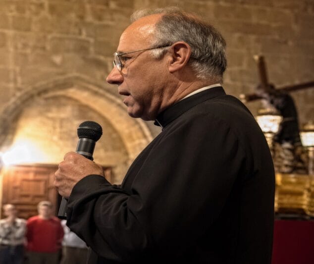Imatge: Sr. Vicente Gilabert en el discurs de benvinguda de la Mare de Déu de Loreto al temple parroquial de Sant Bertomeu. Arxiu particular