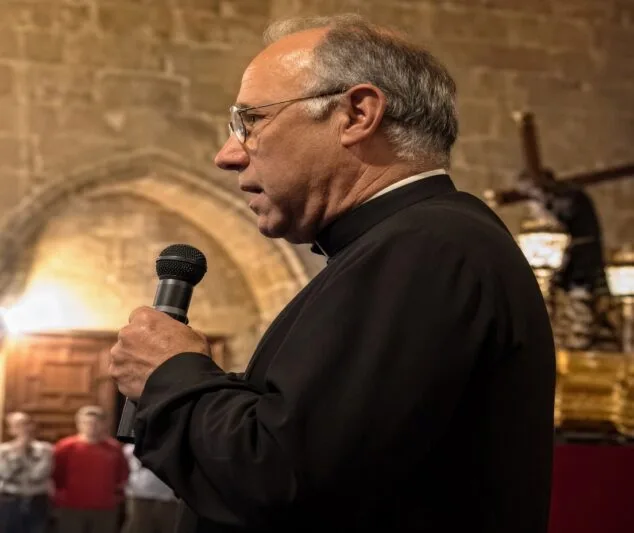 Imagen: D. Vicente Gilabert en el discurso de bienvenida de la Virgen de Loreto al templo parroquial de San Bartolomé. Archivo particular
