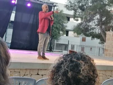 El cómico Óscar Tramoyeres durante la actuación