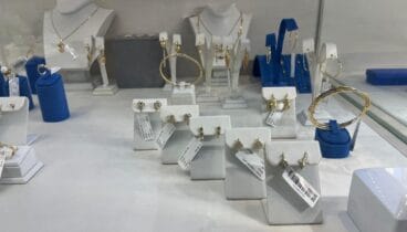 Elegante caja de regalo abierta mostrando un colgante exclusivo para una celebración especial en Xàbia
