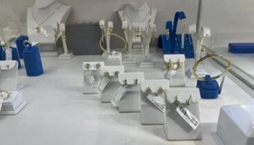 Elegante caja de regalo abierta mostrando un colgante exclusivo para una celebración especial en Xàbia