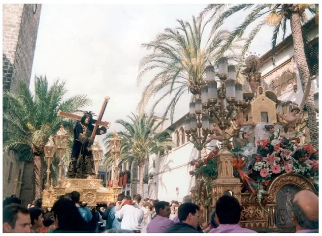 Imagen: Encuentro de Jesús Nazareno y la Virgen de Loreto en la Plaza de Celestino Pons. Del libro  'Jesús Nazareno. 250 años de devoción en Jávea'