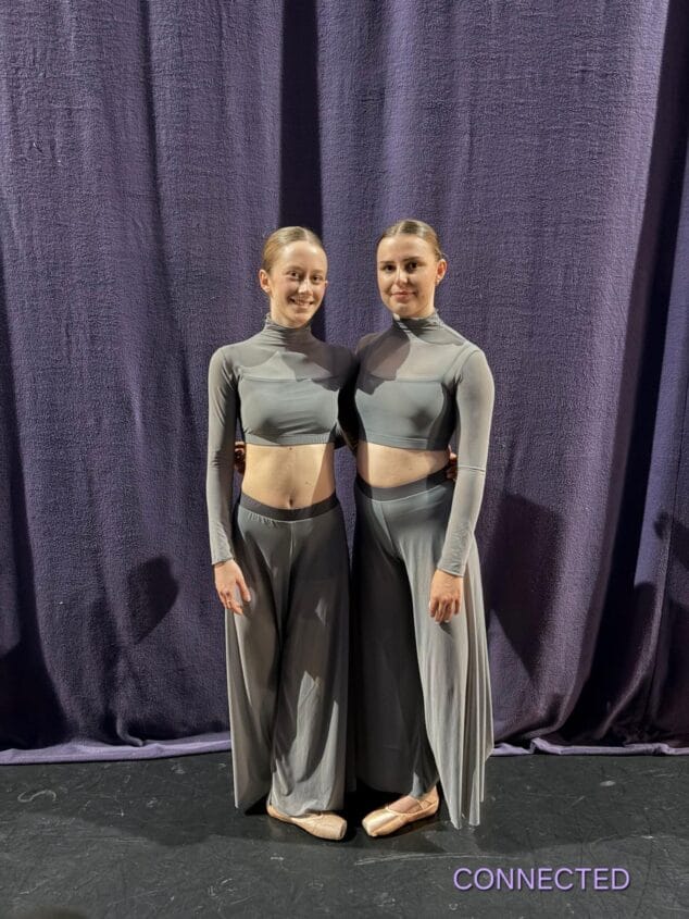 Imagen: Dos bailarinas de la escuela Endanza posan en el escenario tras interpretar el dúo 'Connected', primer premio en el campeonato nacional.