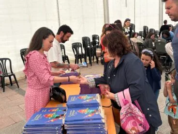 Venta de libros en el espectáculo Qué li ha passat al Monstre Petorro? en Xàbia