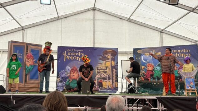 Estreno del espectáculo familiar "¿Qué le ha pasado al Monstruo Petorro?" con Paco Cholbi y Carles Arbat en el escenario.