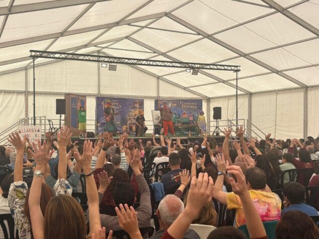 Público con las manos levantadas durante el estreno del espectáculo familiar 'El Monstruo Petorro' en Jávea.