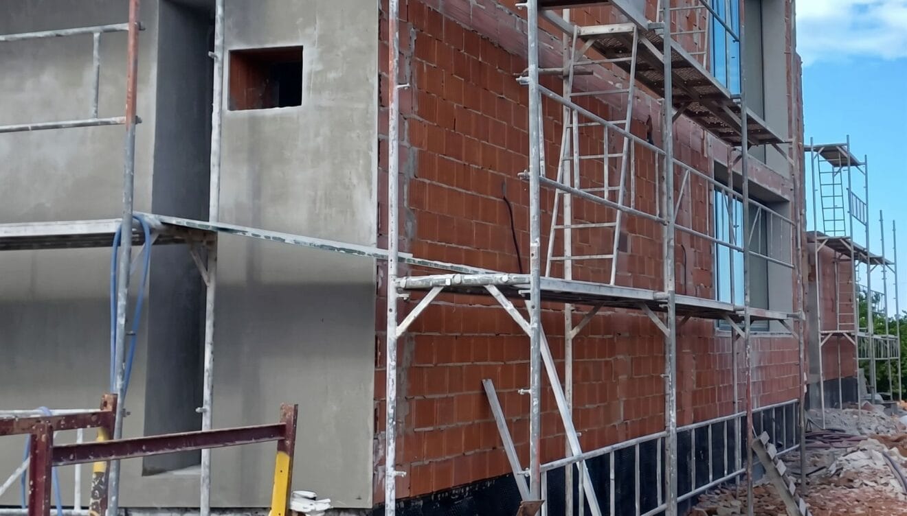 Evita grietas y humedades en fachadas de zonas costeras