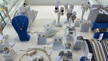 Experto joyero ofreciendo atención y asesoramiento personalizado a un cliente en la tienda de Xàbia
