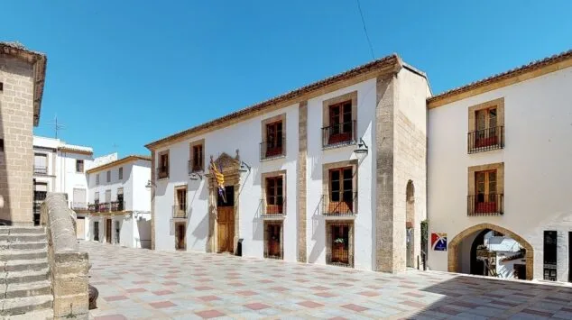 Imagen: Fachada del Ayuntamienyo de Xàbia
