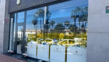 Fachada elegante de la joyería en Xàbia Elizabeth Jewellery, situada cerca de la playa de L’Arenal