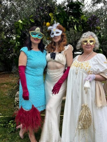 Asistentes a la fiesta temática Bridgerton en Xàbia