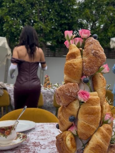 Centro de mesa y asistente en la fiesta Bridgerton de Xàbia