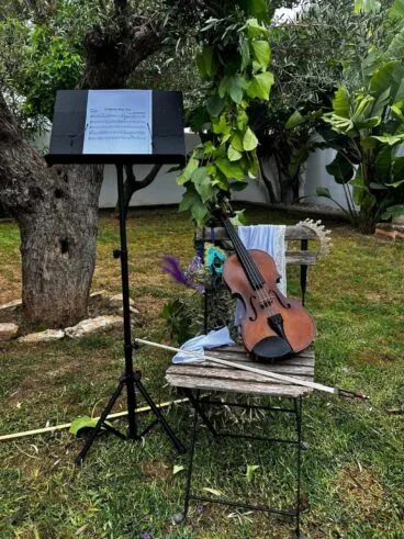 Ambientación musical y máscaras en la fiesta Bridgerton de Xàbia